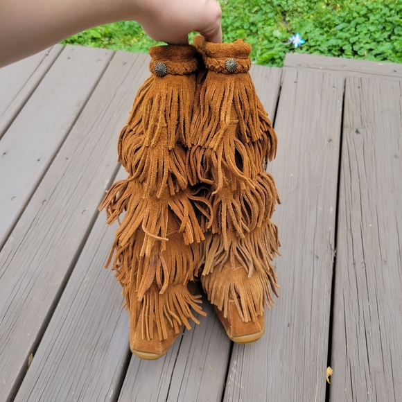 Minnetonka 5-Layer Fringe Wheat Tan Suede Leather Knee High Mocassin Boots 8 - Picture 5 of 8